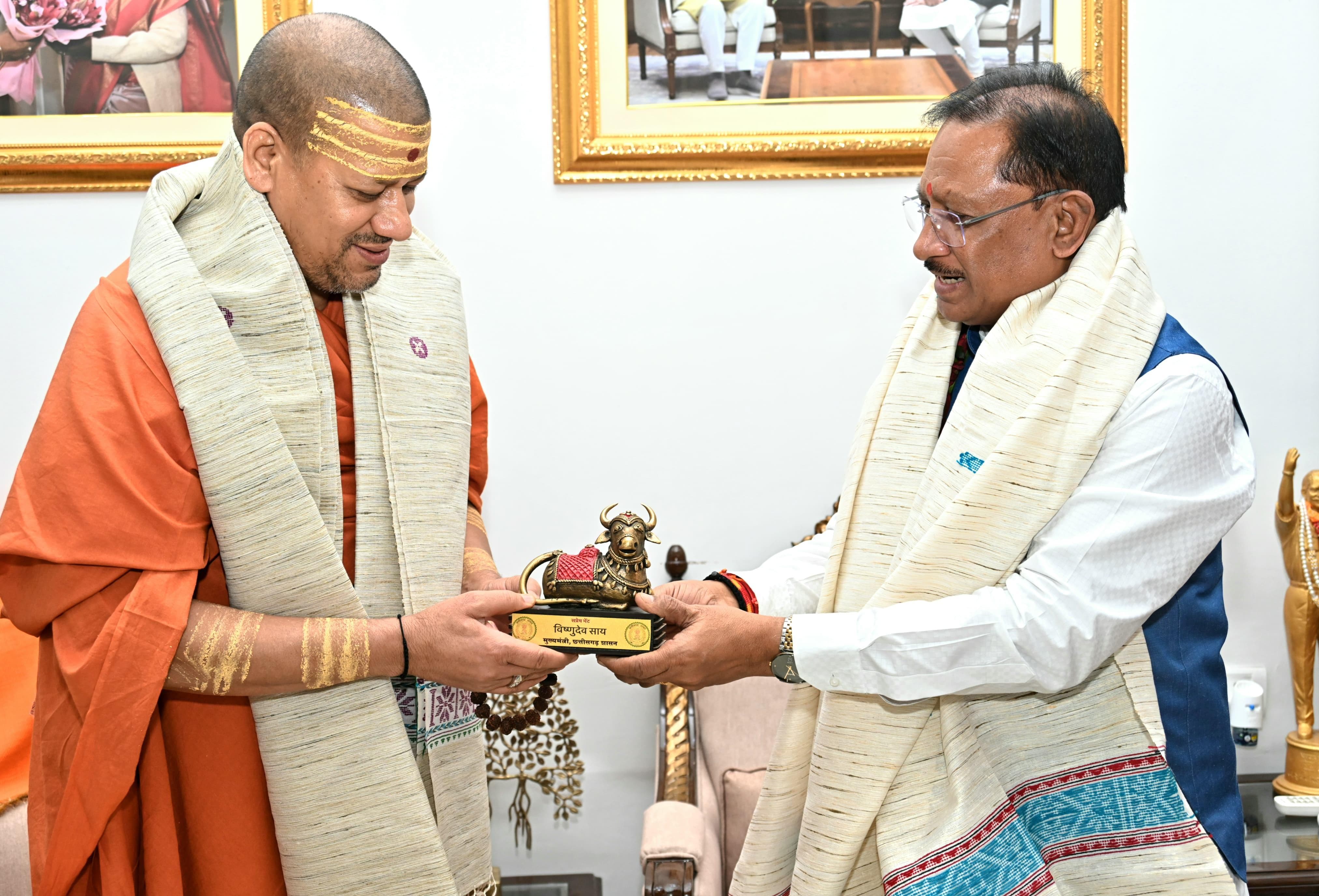 मुख्यमंत्री विष्णु देव साय से निरंजन पीठाधीश्वर महामंडलेश्वर डॉ. स्वामी कैलाशनंद गिरी जी महाराज ने की सौजन्य भेंट