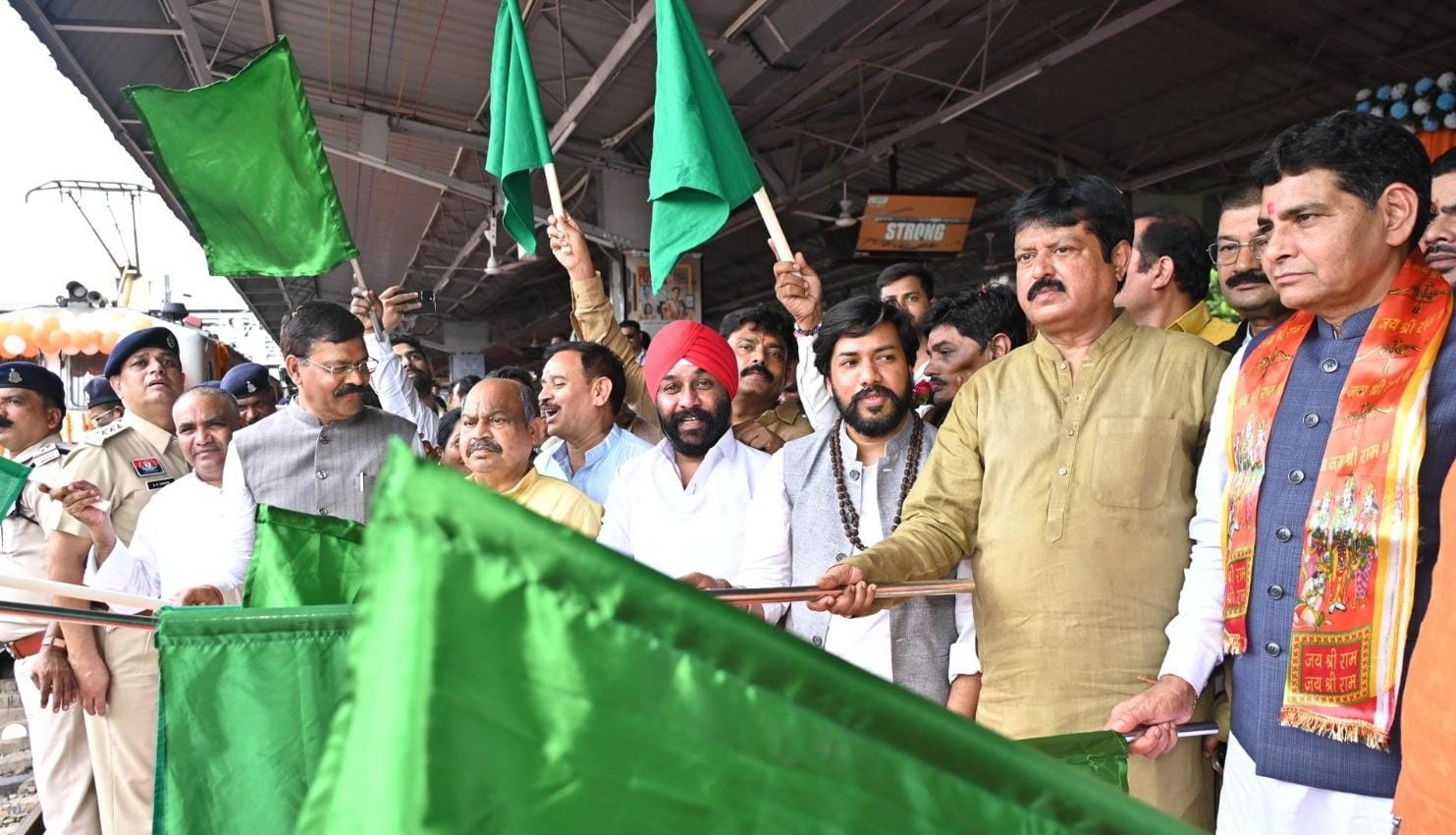 श्री रामलला दर्शन योजना के अंतर्गत रायपुर से 850 श्रद्धालुओं का तीर्थयात्रा हेतु प्रस्थान &mdash; मुख्यमंत्री श्री विष्णु देव साय ने दी शुभकामनाएं