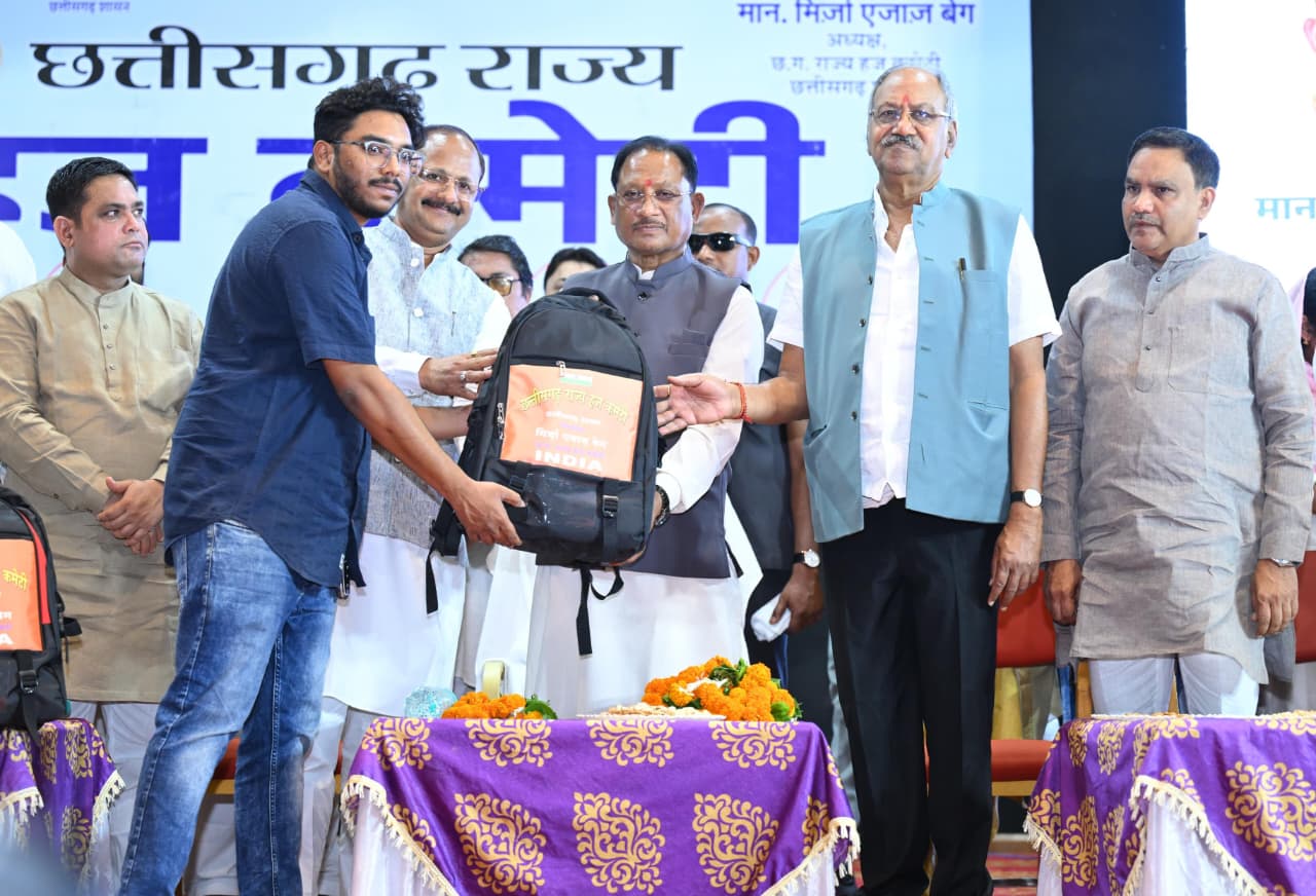 मुख्यमंत्री श्री विष्णु देव साय ने हज यात्रियों को वितरित किया फर्स्ट एड किट: सफल हज यात्रा के लिए शुभकामना देकर यात्रियों का किया स्वागत