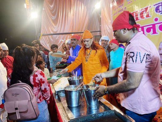 गुरुनानक जयंती (553वे प्रकाश पर्व) के उपलक्ष्य में आम लंगर का आयोजन किया गया। 