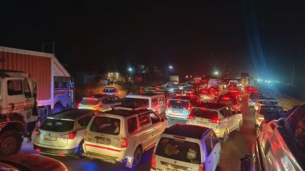 प्रयागराज महाकुंभ: भारी भीड़ से हाईवे जाम, हजारों वाहन फंसे