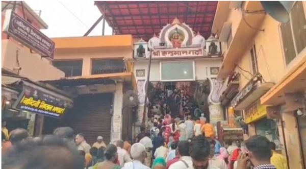 अयोध्या में हनुमान गढ़ी में आराध्य के दर्शन को उमड़े श्रद्धालु