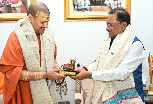 मुख्यमंत्री विष्णु देव साय से निरंजन पीठाधीश्वर महामंडलेश्वर डॉ. स्वामी कैलाशनंद गिरी जी महाराज ने की सौजन्य भेंट