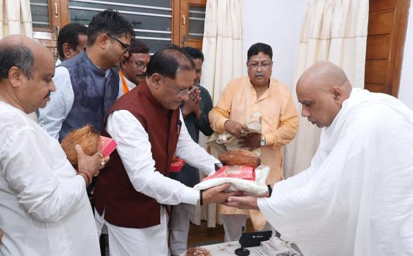 मुख्यमंत्री श्री विष्णु देव साय&nbsp;गुरु&nbsp;पूर्णिमा के अवसर पर रायगढ़ जिले के ग्राम बनोरा स्थित अघोर&nbsp;गुरुपीठ में&nbsp;गुरु&nbsp;दर्शन के लिए पहुंचे