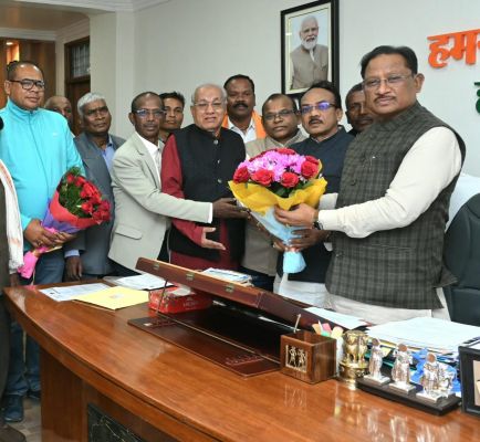 मुख्यमंत्री श्री साय से अखिल भारतीय राष्ट्रीय महासभा हल्बा हल्बी आदिवासी समाज के प्रतिनिधि मंडल के सदस्यों ने सौजन्य मुलाकात की