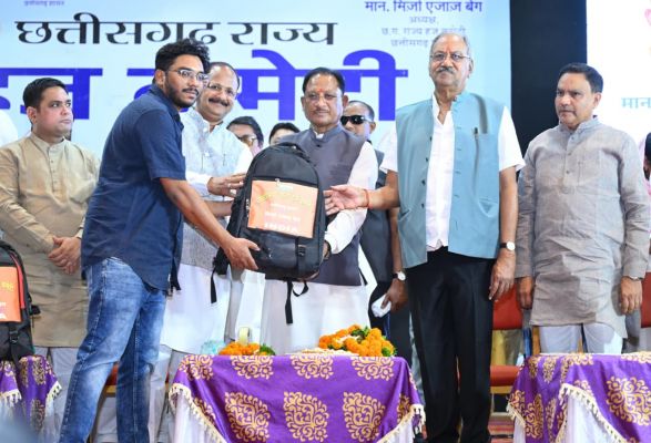 मुख्यमंत्री श्री विष्णु देव साय ने हज यात्रियों को वितरित किया फर्स्ट एड किट: सफल हज यात्रा के लिए शुभकामना देकर यात्रियों का किया स्वागत