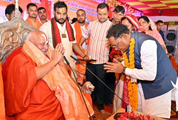 तेंदुवा धाम में श्रीराम कथा का भव्य शुभारंभ: मुख्यमंत्री श्री विष्णु देव साय ने लिया संतों का आशीर्वाद