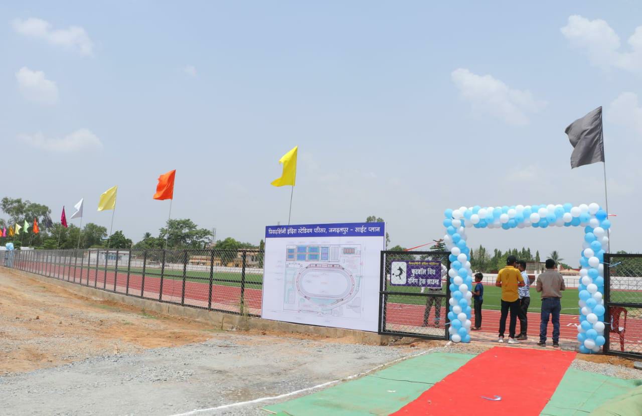 मुख्यमंत्री श्री भूपेश बघेल ने छत्तीसगढ़ के पहले फीफा एप्रूव्ह सिंथेटिक फ़ुटबाल ग्राउंड विथ रनिंग ट्रैक का उद्गघाटन कर खिलाड़ियों को सौगात दी...