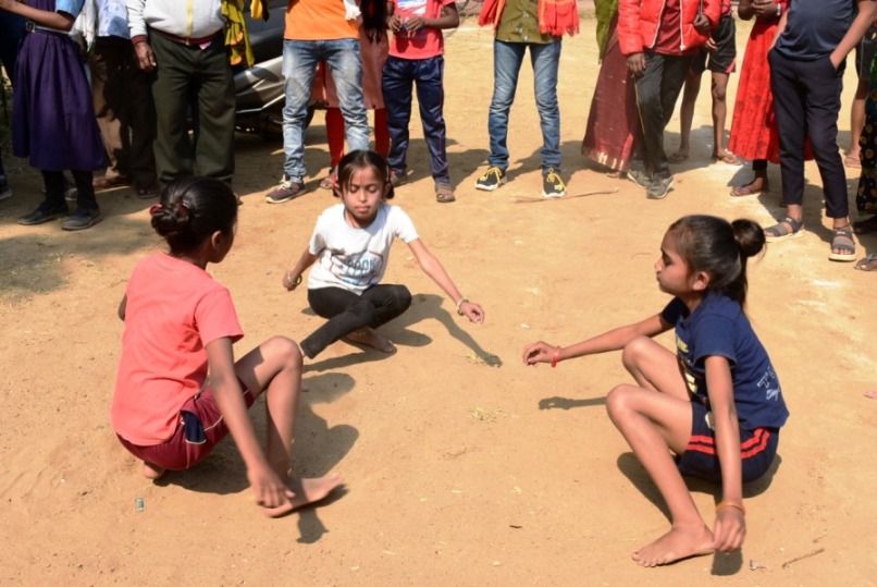 कंचा-बांटी में बालकों ने साधा निशाना, फुगड़ी में बालिकाओं ने दिखाया दम