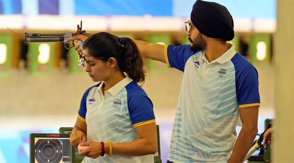 मनु भाकर ने रचा इतिहास, 10 मीटर एयर पिस्टल में ​​​​​​​सरबजोत के साथ ब्रॉन्ज मेडल जीता