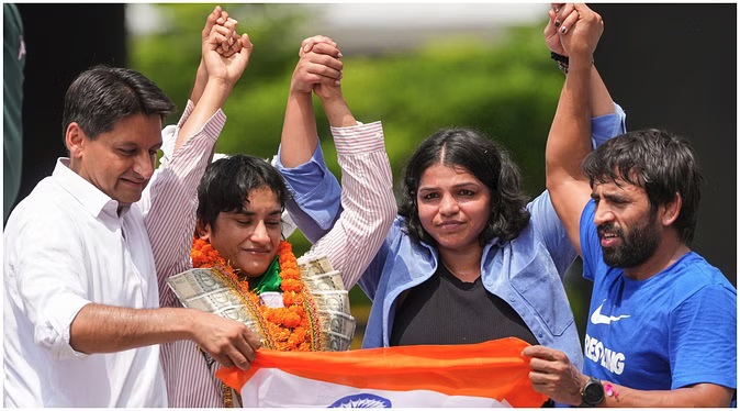 भारत पहुंचीं विनेश फोगाट, दिल्ली एयरपोर्ट पर हुआ जोरदार स्वागत