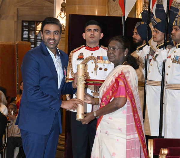 रविचंद्रन अश्विन को मिला पद्मश्री पुरस्कार, राष्ट्रपति द्रौपदी मुर्मू ने किया सम्मानित