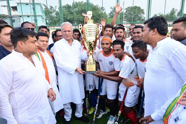 हॉकी प्रतियोगिता के पुरस्कार वितरण कार्यक्रम में शामिल हुए सीएम बघेल