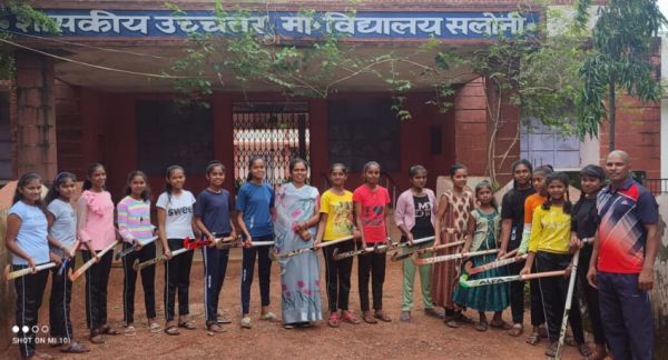 राज्य स्तरीय हॉकी प्रतियोगिता के लिए बालिका हॉकी टीम रवाना