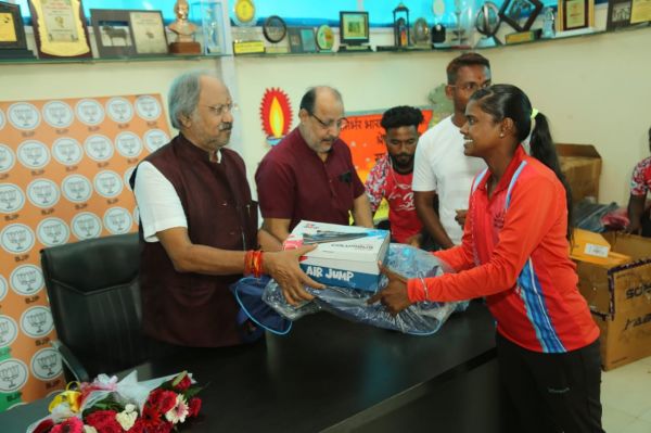 सीखने की सबसे अच्छी जगह है खेल का मैदान : बृजमोहन