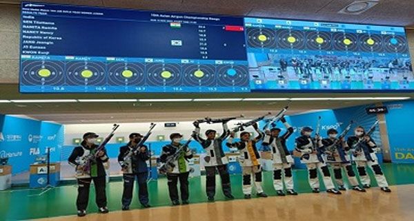 दक्षिण कोरिया के दागू में भारतीय निशानेबाज की टीम ने स्वर्ण पदक जीता