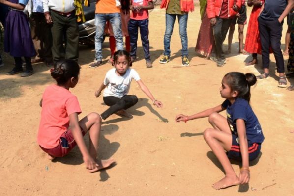 कंचा-बांटी में बालकों ने साधा निशाना, फुगड़ी में बालिकाओं ने दिखाया दम