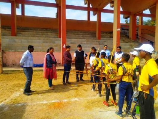 झारखंड राज्य के तीरंदाजी विभाग के मुख्य कोच हरेन्द्र ने तीरंदाजी केन्द्र जशपुर का किया विजिट