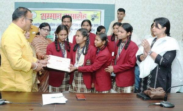  छत्तीसगढ़िया ओलम्पिक में सर्वाधिक पदक व युवा उत्सव में उत्कृष्ट प्रदर्शन करने वाले खिलाड़ियो का सम्मान