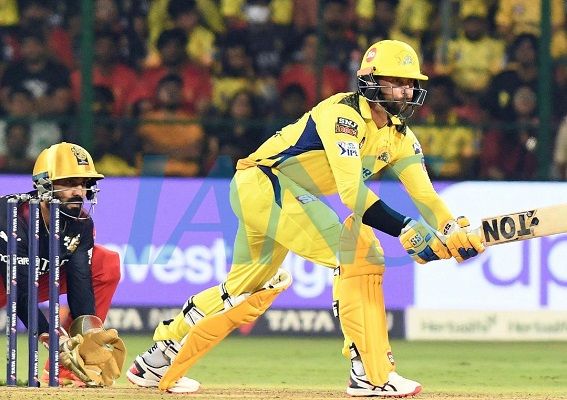 चेन्नई सुपर किंग्स ने रोमांचक मुकाबले में रॉयल चैलेंजर्स बेंगलुरु को हराया