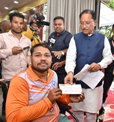 दिव्यांग रग्बी खिलाड़ी की मदद के लिए मुख्यमंत्री आगे आए &mdash; जनदर्शन में स्वीकृत किया 90 हजार रुपए का आर्थिक अनुदान