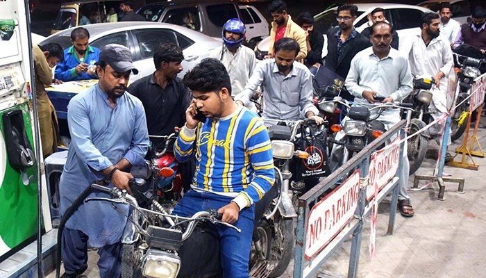 30 रुपए तक बढ़े पेट्रोल के दाम, डीजल में भी बढ़ोतरी&hellip;