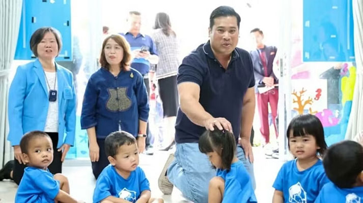 27 साल बाद अमेरिका से लौटा थाईलैंड के राजा का दूसरा बेटा