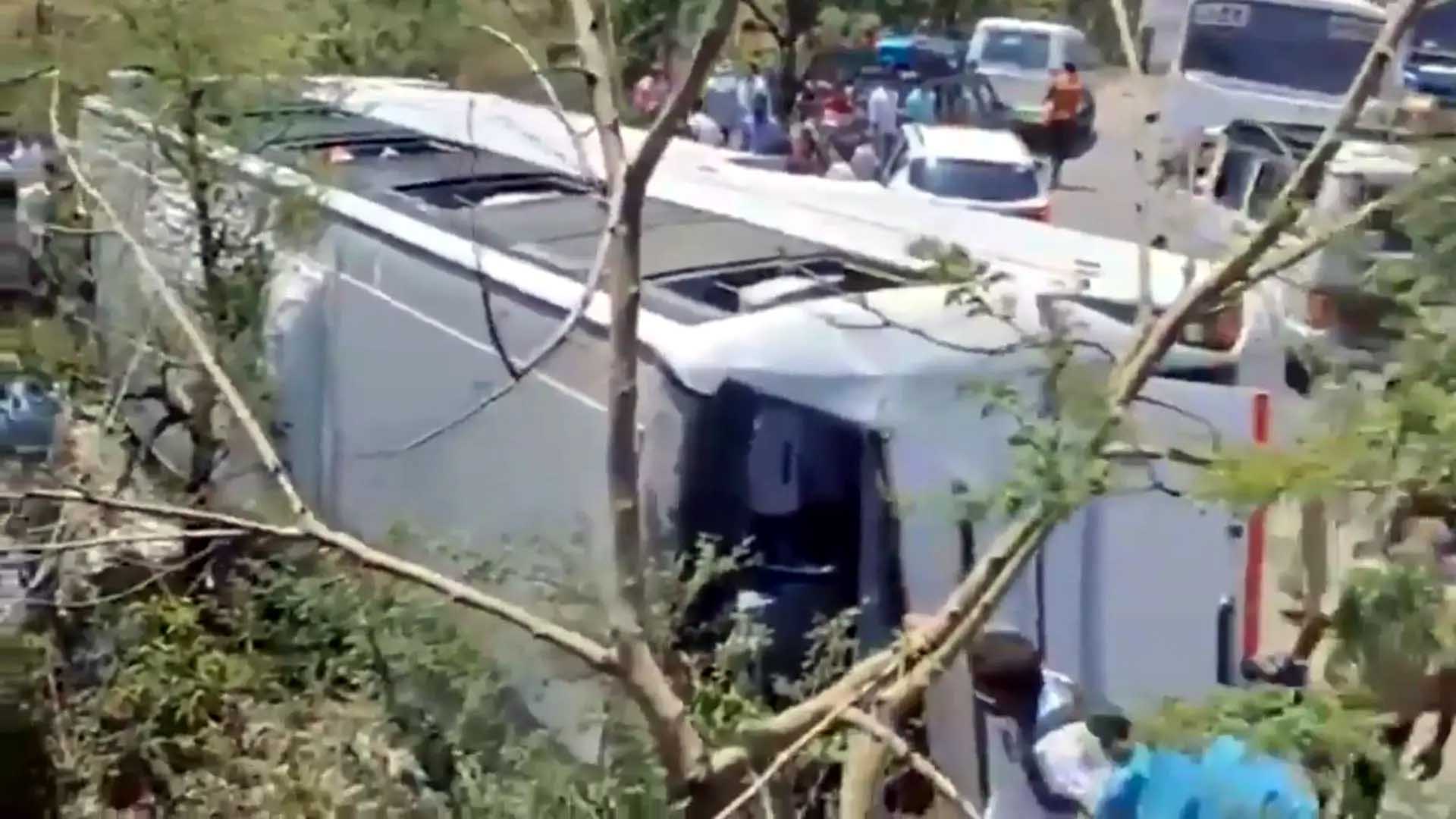  बस पलटने से 17 लोगों की मौत, 23 घायल