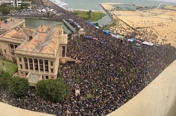 भीड़ ने किया राष्ट्रपति भवन पर कब्ज़ा, परिवार संग भागे राजपक्षे&hellip;