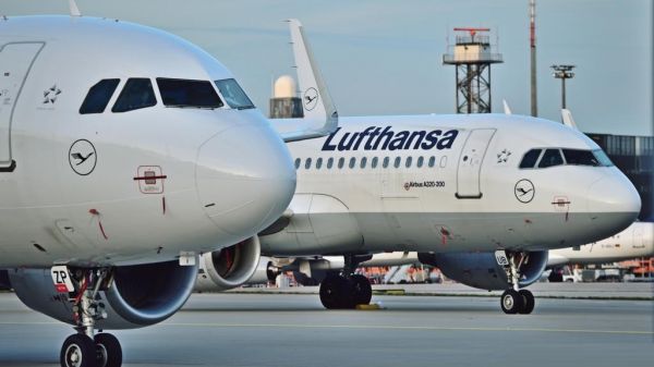 पायलटों की हड़ताल के चलते 800 से ज्याद फ्लाइट निरस्त, दिल्ली एयरपोर्ट में हंगामा...