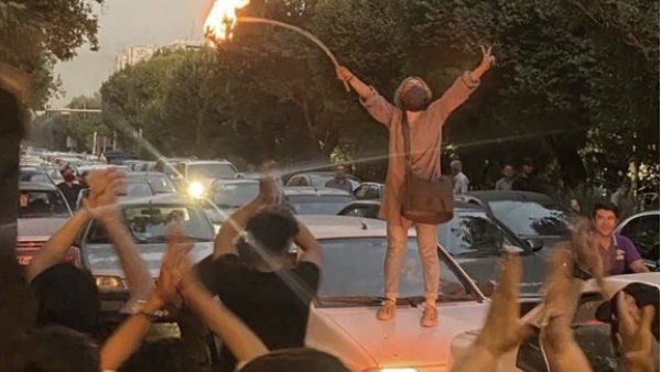  अरब देशों में भी फैली ईरान से निकली हिजाब के खिलाफ क्रांति, क्या मुस्लिम देश देंगे औरतों को हक?