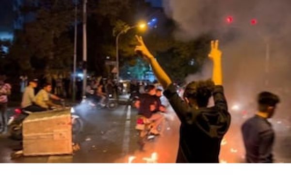 उग्र भीड़ ने पुलिस थाने पर किया हमला, 19 की मौत