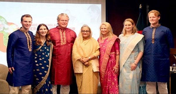 शेख हसीना ने पूर्व सीनेटर एडवर्ड एम केनेडी को फ्रेंड्स ऑफ लिबरेशन वॉर पुरस्&zwj;कार से सम्&zwj;मानित किया