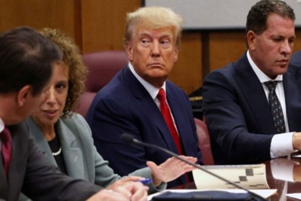  ऐतिहासिक गिरफ्तारी के बाद डोनाल्ड ट्रंप पर 34 गंभीर आपराधिक आरोप तय