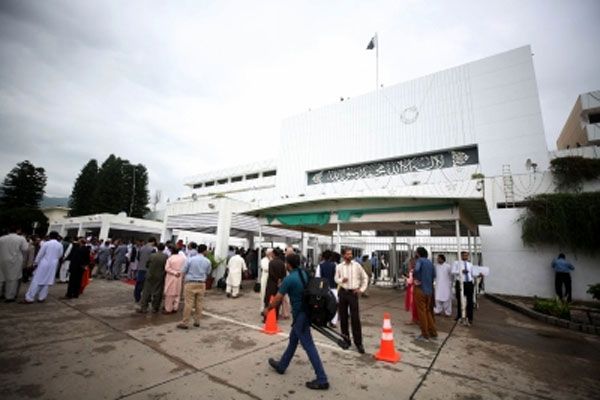 टकराव की राह पर पाकिस्तान की संसद और सुप्रीम कोर्ट