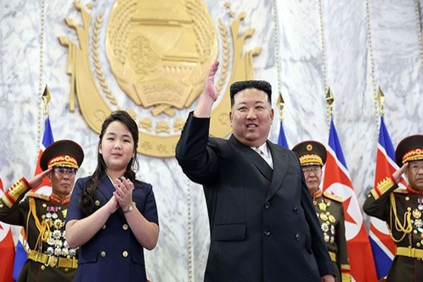  किम जोंग-उन अर्धसैनिक परेड में शामिल