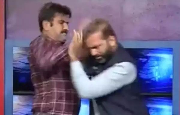 पाकिस्&zwj;तान में लाइव टीवी शो पर जमकर चले लात घूंसे