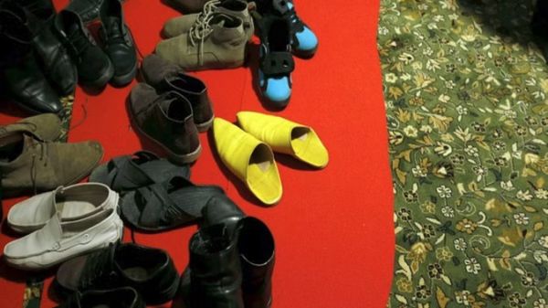 संसद भवन के भीतर मस्जिद से जूते गायब, नंगे पैर लौटे कई सांसद...